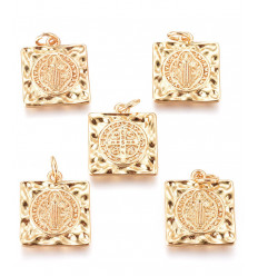 Pendentif carré Sainte Bénédicte / doré à l'or fin