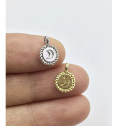 Pendentif mini piece avec lune gravée.
