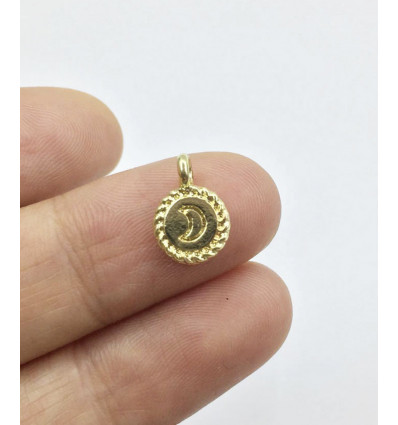 Pendentif mini piece avec lune gravée.