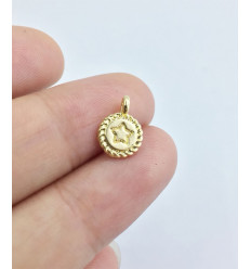 Pendentif mini piece avec étoile gravée.