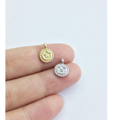 Pendentif mini piece avec étoile gravée.