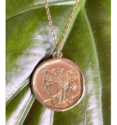 Pendentif médaille visage gravé