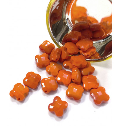 Perle taillée en trèfle - jade teinté