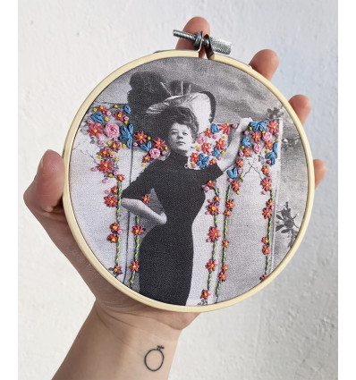 Kit broderie "La femme au paravent" - The comptoir
