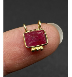 Rubis - petit pendentif à double attache
