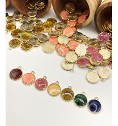 Pendentif médaille avec de l'émail à paillette