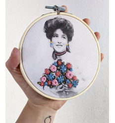 Kit broderie "La femme au bouquet" - The comptoir