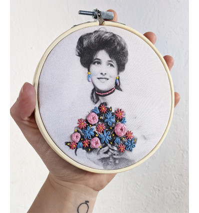 Kit broderie "La femme au bouquet" - The comptoir