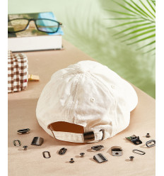 Attache réglable pour casquette